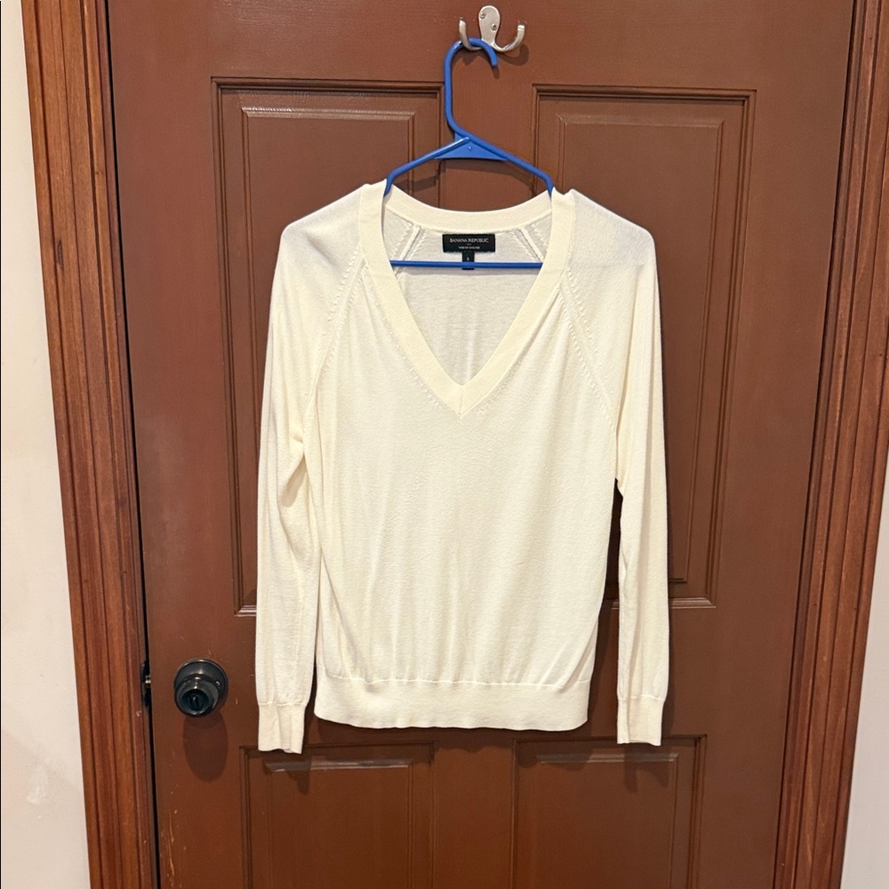 Banana Republic Women's Cream V-Neck Lightweight Knit Sweater